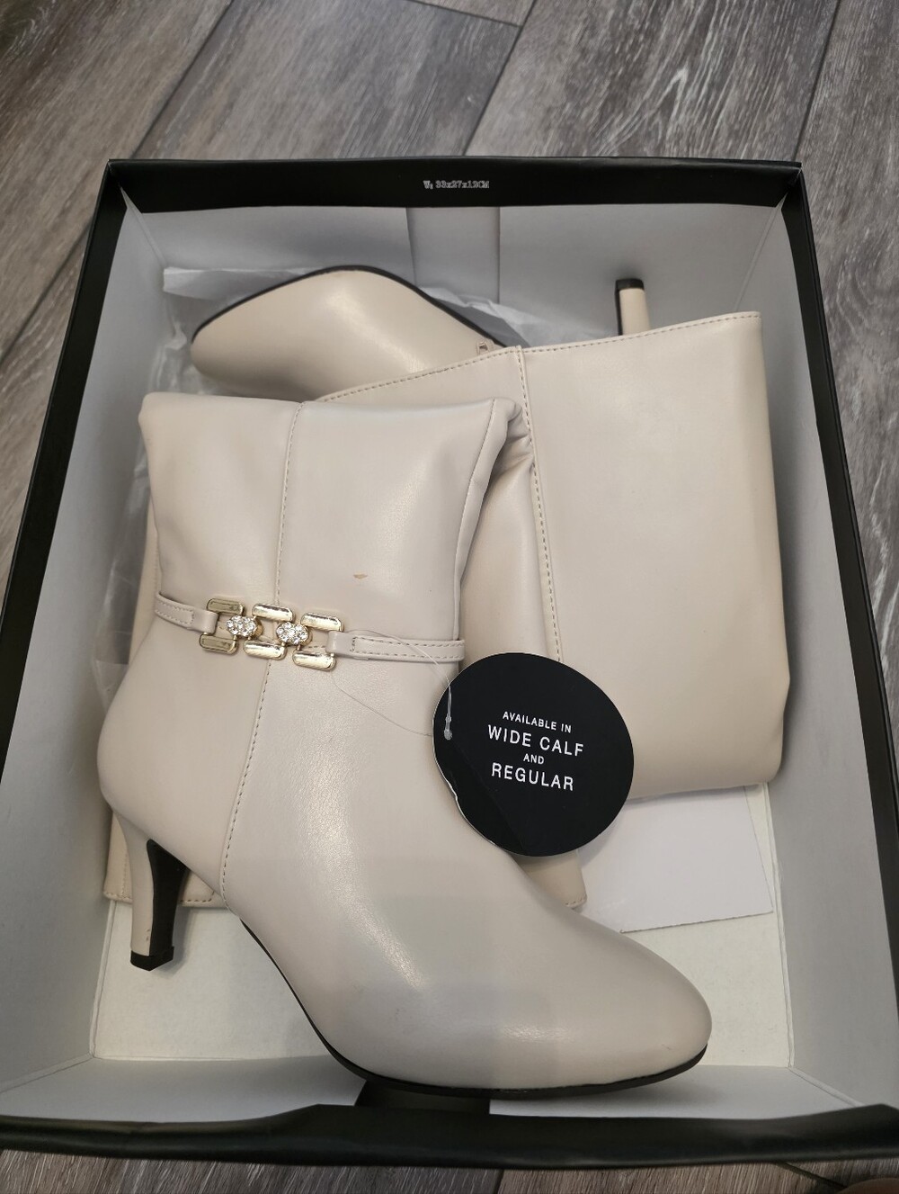 New In Box Jones New York JNY-HANLEE WINTER WHITE BOOTS